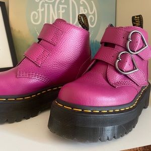 Dr. Martens Devon Heart Leather Platform Boots US 6